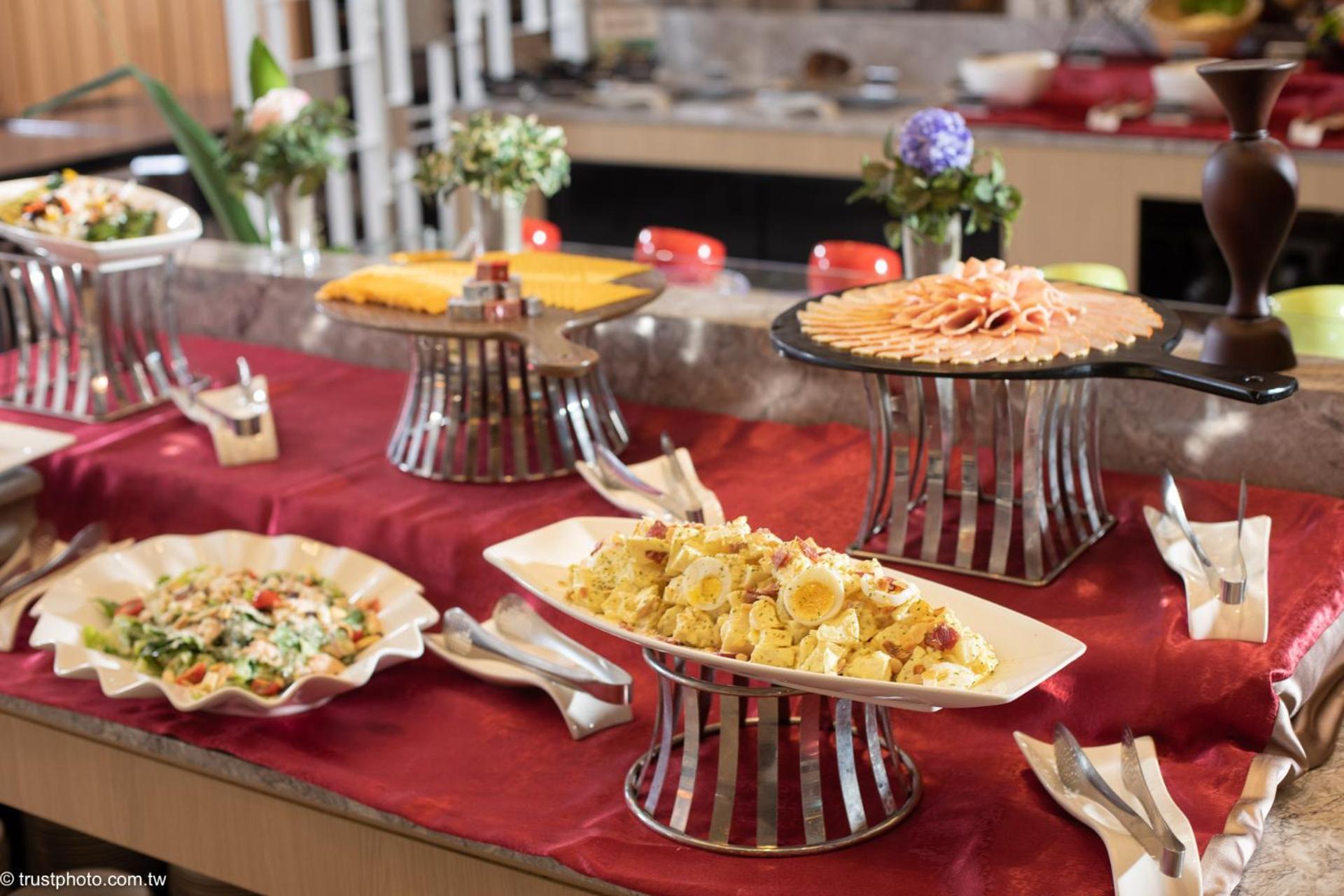 Kenting Grand Bay Resort Hotel Heng-ch'un Exterior foto A buffet at a hotel