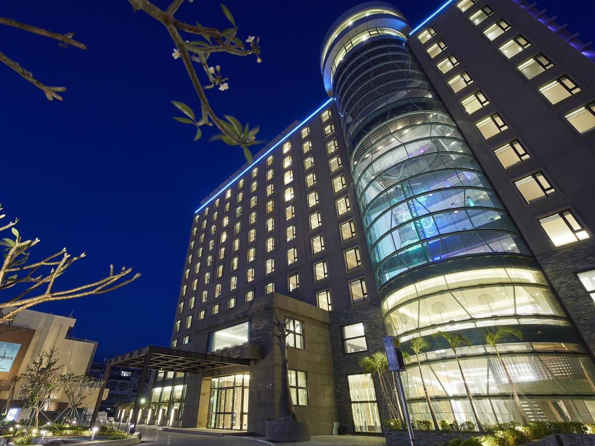 Kenting Grand Bay Resort Hotel Heng-ch'un Exterior foto The hotel at night