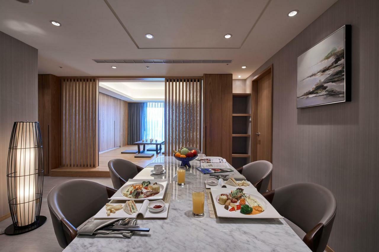 Kenting Grand Bay Resort Hotel Heng-ch'un Exterior foto A dining room in a suite at the hotel